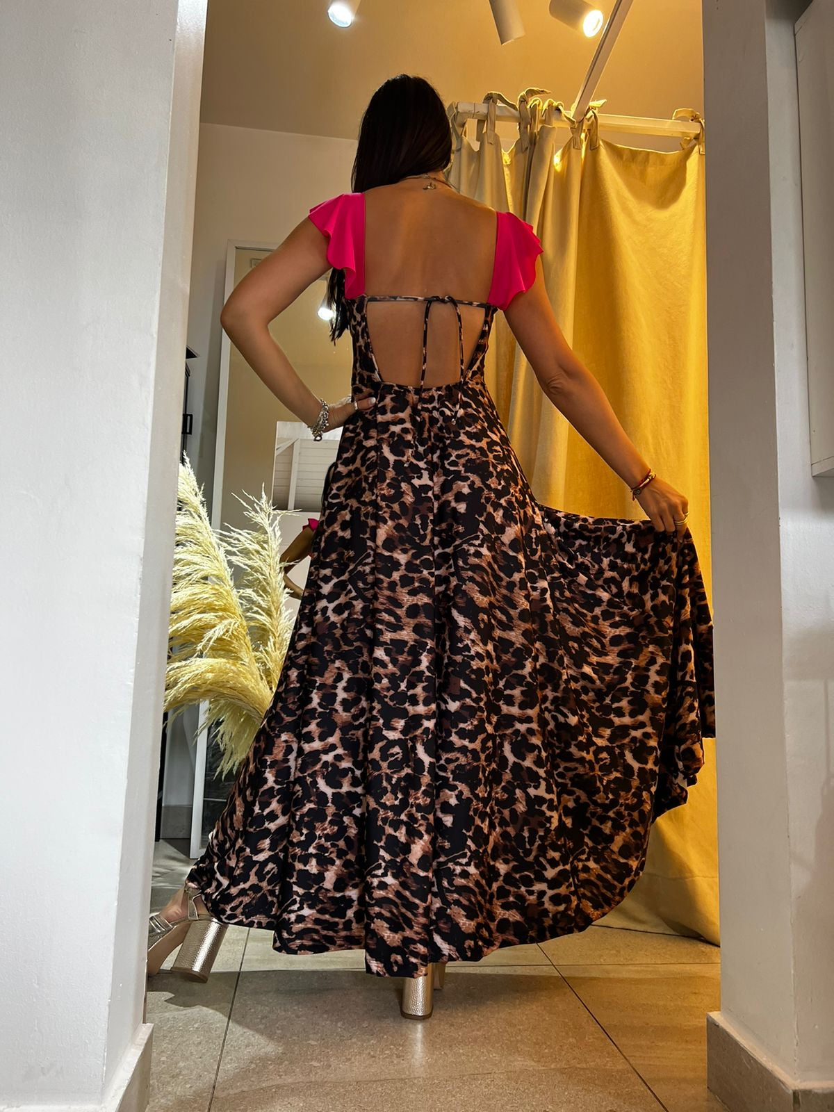 Vestido Valeria Leopardo con vuelo fucsia