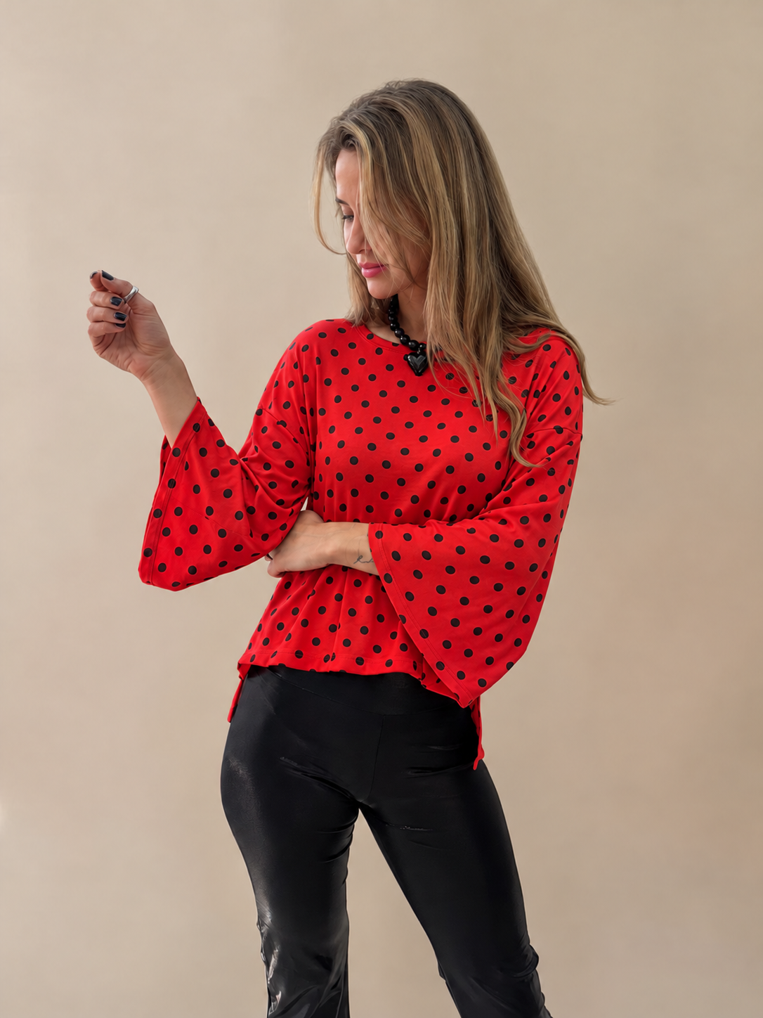 Polera Claudia - Puntos Rojos